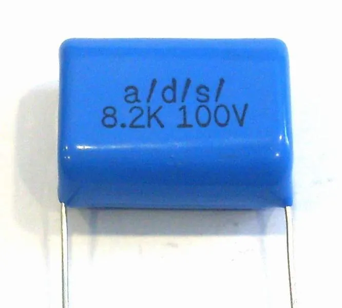 Kondenzátor C 8.2/100V (1)