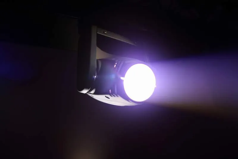 Pohyblivé a otočné LED svetlá Pinspot s DMXKMH2 (2)